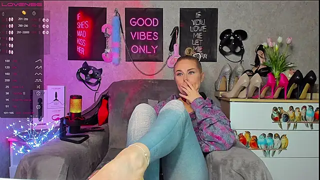 HannaKorsak online show from March 12, 2025, 9:35 pm