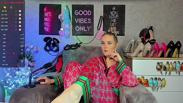 HannaKorsak online show from September 11, 2025, 7:03 pm