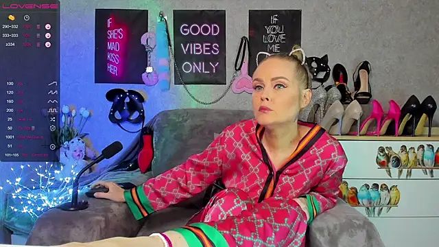 HannaKorsak online show from October 2, 2025, 7:50 pm