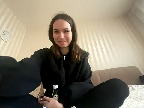 Roxie Mils online show from November 18, 2025, 9:45 am