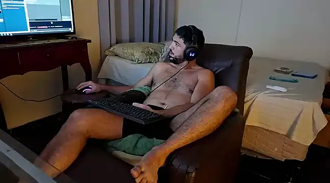 Snapshot of LUH133 chatting on December 18, 2024, 12:21 am LUH133 online show from December 18, 2024, 12:21 am