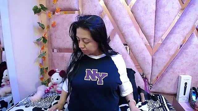 Snapshot of slut_anal_ chatting on February 3, 2026, 8:14 pm slut anal online show from February 3, 2026, 8:14 pm