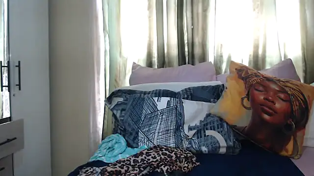 Foxybrownxx1 online show from November 26, 2025, 7:08 am