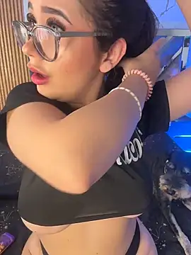 LylaLee111 online show from November 23, 2025, 2:16 pm