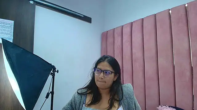 Miaa Smiith  online show from December 23, 2025, 3:28 am