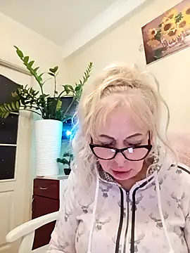 SusieNoreen online show from October 1, 2025, 1:11 am