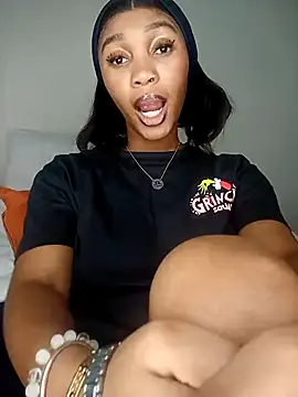 Shria107 online show from December 4, 2025, 10:42 pm