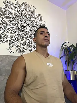 Snapshot of aaroncolombia chatting on November 17, 2025, 10:41 am aaroncolombia online show from November 17, 2025, 10:41 am