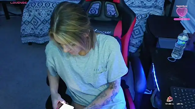 Snapshot of XMeF10 chatting on February 11, 2025, 7:38 pm XMeF10 online show from February 11, 2025, 7:38 pm