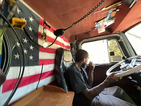 Snapshot of XMeF10 chatting on September 17, 2025, 3:47 pm XMeF10 online show from September 17, 2025, 3:47 pm