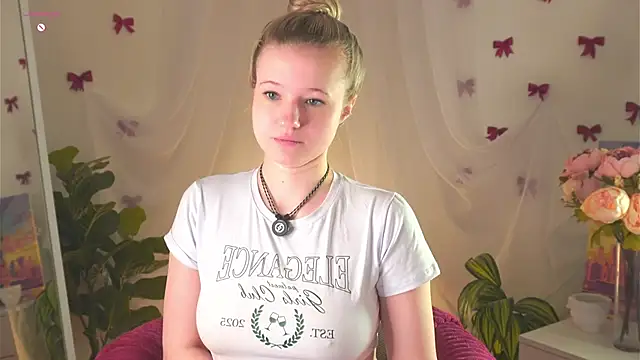 MaydaFoulk online show from April 18, 2026, 1:19 am