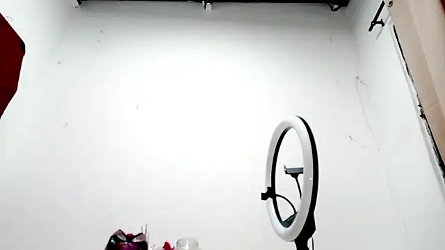 PetiteIvoryQueen19 online show from October 7, 2025, 9:54 am