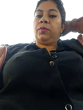 Snapshot of Laura-Hernandez chatting on February 4, 2026, 3:40 pm Laura-Hernandez online show from February 4, 2026, 3:40 pm