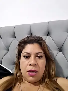 Snapshot of Laura-Hernandez chatting on February 7, 2025, 11:24 pm Laura-Hernandez online show from February 7, 2025, 11:24 pm