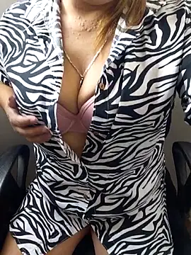 Snapshot of Laura-Hernandez chatting on February 9, 2026, 3:21 pm Laura-Hernandez online show from February 9, 2026, 3:21 pm