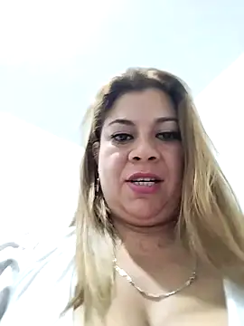 Snapshot of Laura-Hernandez chatting on February 25, 2025, 6:01 pm Laura-Hernandez online show from February 25, 2025, 6:01 pm