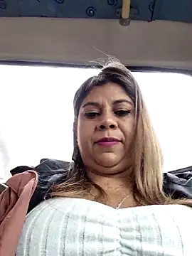 Laura-Hernandez online show from November 25, 2025, 2:39 pm