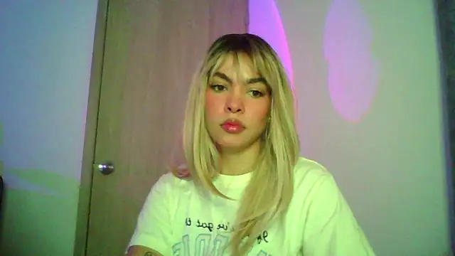 Snapshot of Kiri_Cutee chatting on November 14, 2025, 4:27 am Kiri Cutee online show from November 14, 2025, 4:27 am