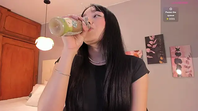 Snapshot of Maia_W10 chatting on January 14, 2026, 12:20 pm Maia W10 online show from January 14, 2026, 12:20 pm