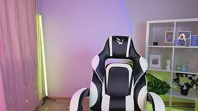 Snapshot of MelissaLovvv chatting on July 7, 2026, 6:47 am MelissaLovvv online show from July 7, 2026, 6:47 am