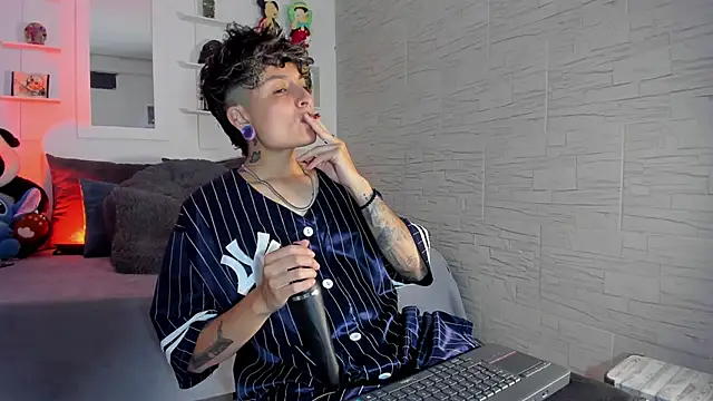 ZuryRamirez  online show from October 22, 2025, 9:13 pm