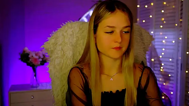 DeboraLarson online show from November 28, 2025, 4:23 am