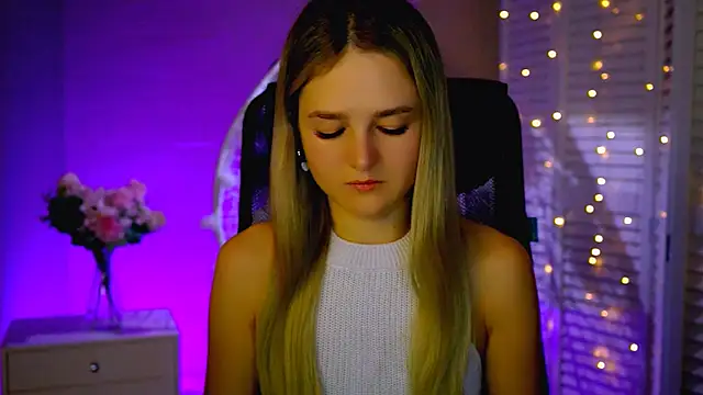 DeboraLarson online show from November 29, 2025, 3:39 am