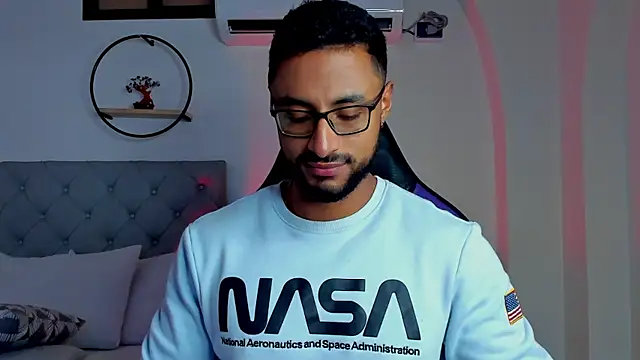 LiamGarcia1 online show from February 13, 2025, 12:54 pm