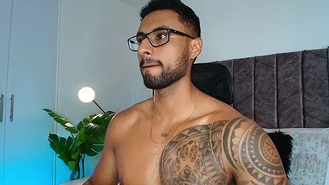 Snapshot of LiamGarcia1 chatting on October 7, 2025, 2:40 pm LiamGarcia1 online show from October 7, 2025, 2:40 pm