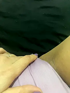 Snapshot of Curlyhot2 chatting on October 24, 2025, 2:10 am Curlyhot2 online show from October 24, 2025, 2:10 am