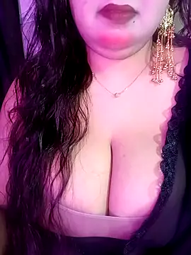 Snapshot of Suhanakhan00 chatting on May 18, 2026, 11:04 am Suhanakhan00 online show from May 18, 2026, 11:04 am