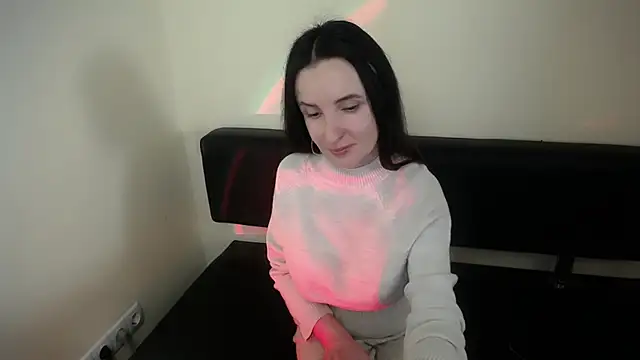 LaimaV  online show from December 5, 2025, 1:43 pm