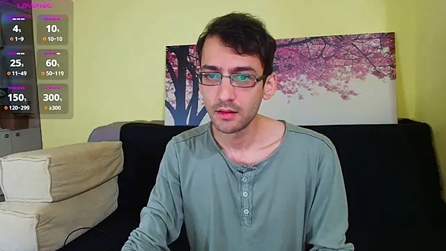 Snapshot of HungEddy chatting on November 22, 2025, 2:16 pm HungEddy online show from November 22, 2025, 2:16 pm