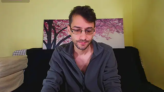 Snapshot of HungEddy chatting on October 14, 2025, 8:53 pm HungEddy online show from October 14, 2025, 8:53 pm