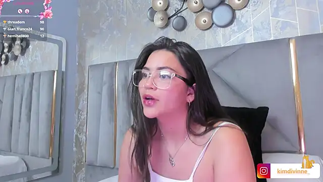 Snapshot of KimDevinne chatting on March 9, 2025, 9:02 am KimDevinne online show from March 9, 2025, 9:02 am