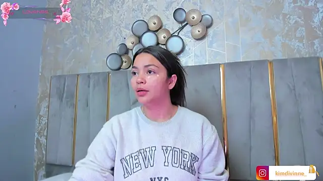 KimDevinne online show from November 12, 2025, 2:37 am