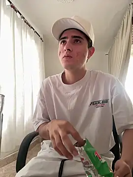 Snapshot of PhilipRich chatting on April 10, 2026, 7:10 pm PhilipRich online show from April 10, 2026, 7:10 pm