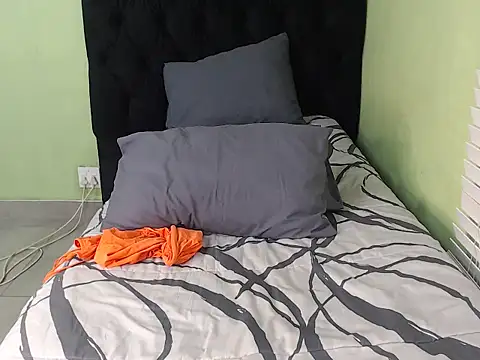 ThickPearlx23 online show from November 6, 2025, 3:05 pm