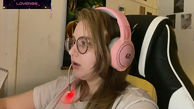 JacyWinslat online show from October 9, 2025, 3:56 pm