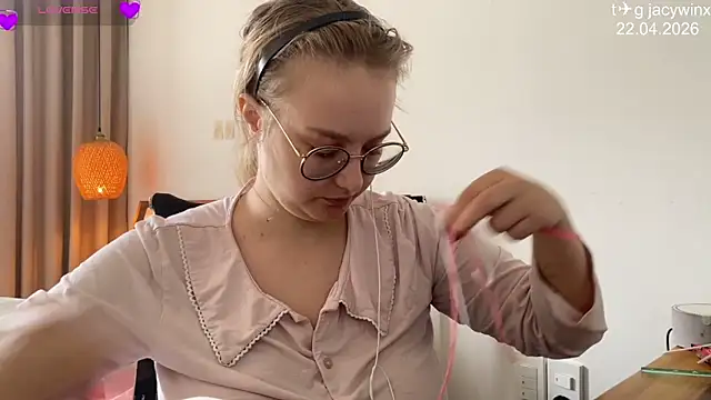 JacyWinslat online show from April 22, 2026, 5:36 am