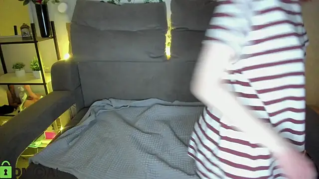 Snapshot of Little_Chips chatting on December 21, 2025, 5:25 pm Little Chips online show from December 21, 2025, 5:25 pm