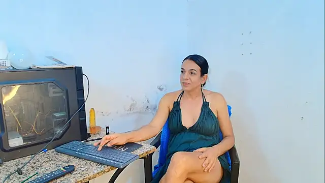 Oh Tique online show from April 13, 2026, 2:04 am