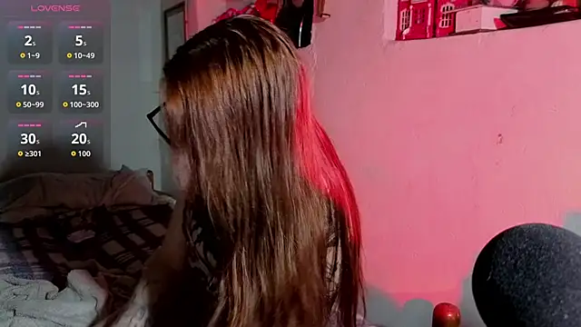 kittenlizz online show from April 16, 2026, 9:39 pm