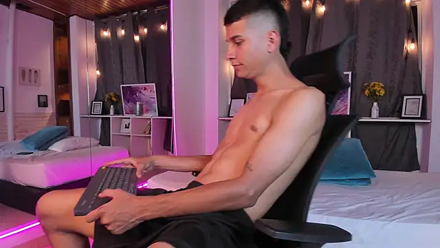 Aaron Scoot online show from December 14, 2024, 1:06 am