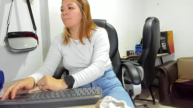 alma fenix online show from April 18, 2026, 4:31 pm