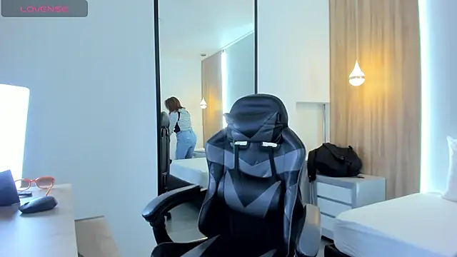 alma fenix online show from December 17, 2025, 12:43 pm