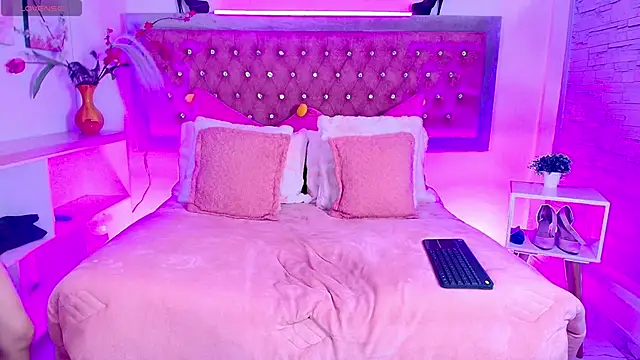 Snapshot of EmmaWilder chatting on November 7, 2025, 8:35 pm EmmaWilder online show from November 7, 2025, 8:35 pm