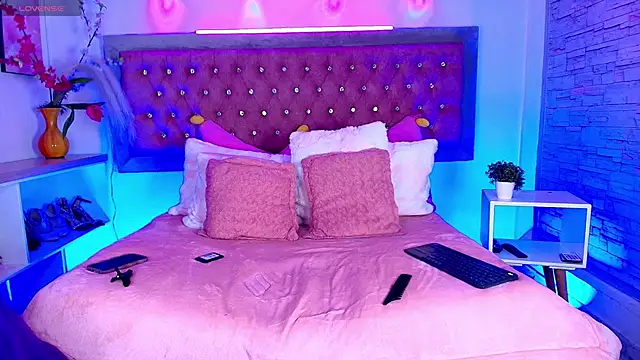 Snapshot of EmmaWilder chatting on October 21, 2025, 9:47 pm EmmaWilder online show from October 21, 2025, 9:47 pm