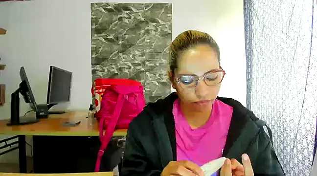 Snapshot of MISSLAUR4 chatting on December 30, 2024, 6:27 pm MISSLAUR4 online show from December 30, 2024, 6:27 pm