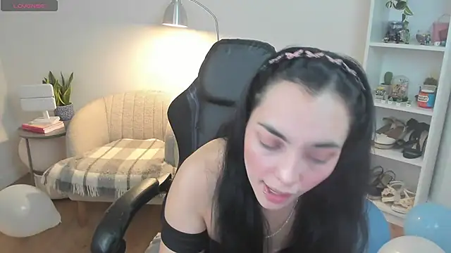 Snapshot of _BellaEvans_ chatting on April 9, 2026, 6:19 am BellaEvans online show from April 9, 2026, 6:19 am